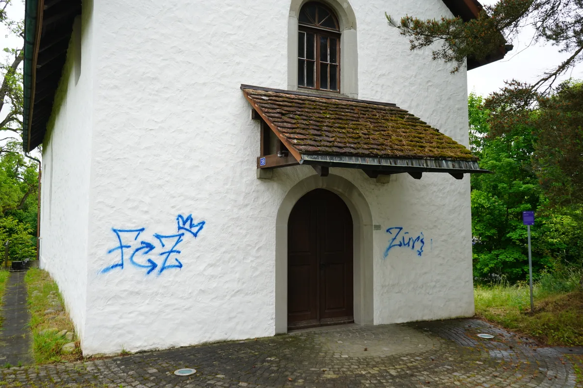 Sprayereien an der Kapelle